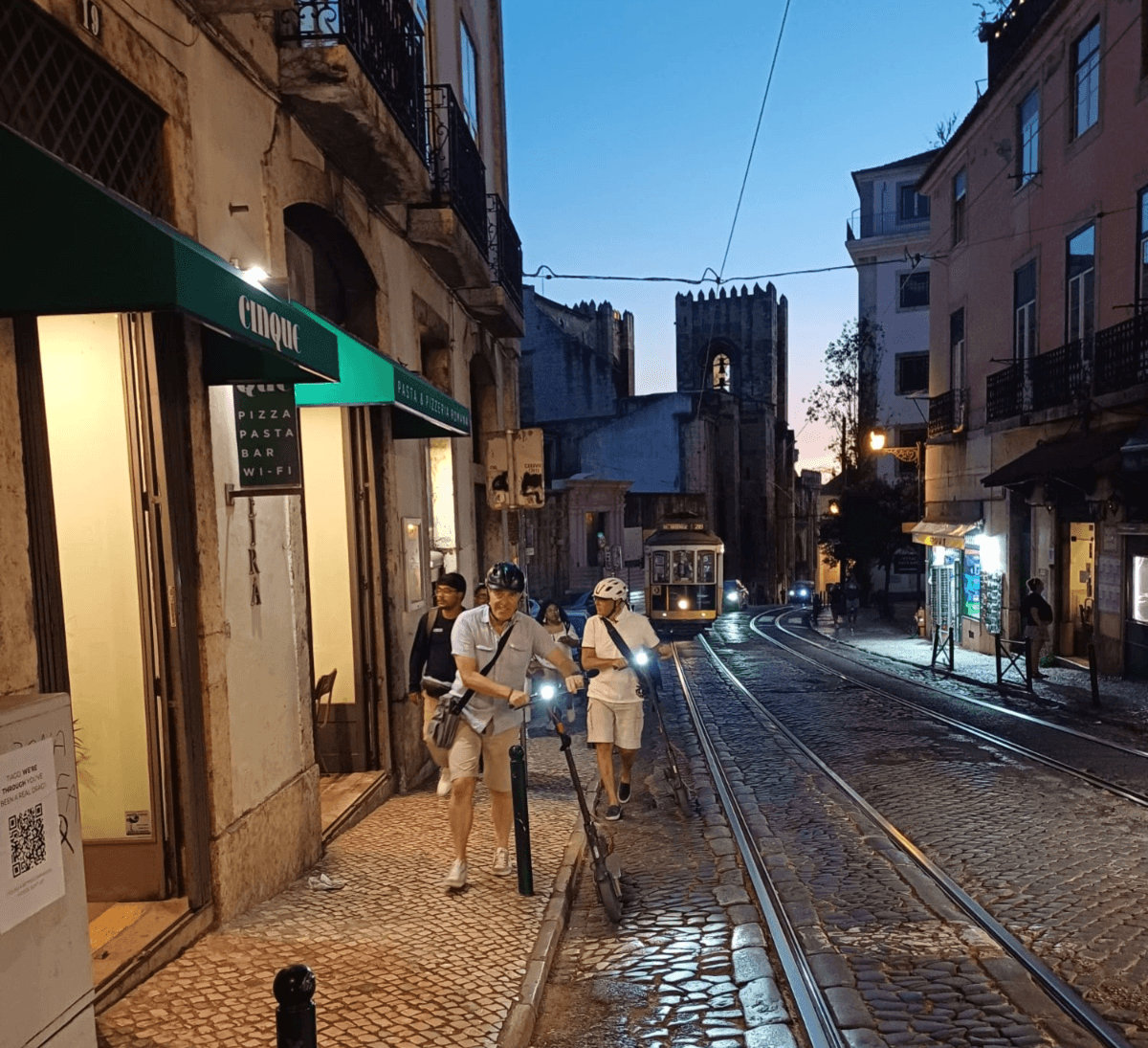 Cinque PASTA & PIZZERIA ROMANA Background image